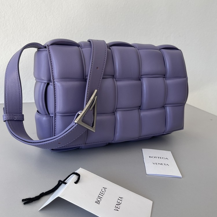 보테가 베네타 토프 패디드 카세트백 퍼플